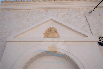 Σκαλιστό μαρμάρινο οικόσημο στην πλαϊνή πόρτα του Ιερού Ναού της Αγίας Τριάδας Κύθνου.
