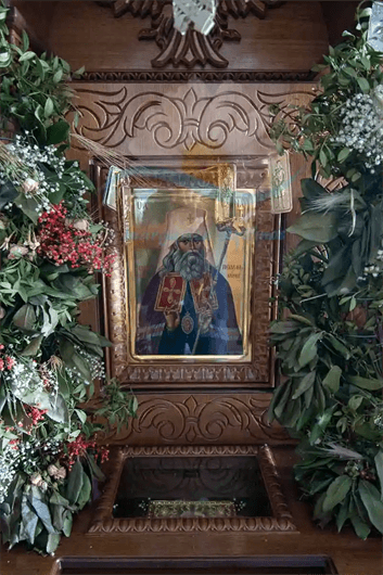 Η εικόνα του Αγίου Ιγνατίου Μητροπολίτη Μαριουπόλεως και η Λειψανοθήκη. Λεπτομέρεια από το Προσκυνητάρι του Αγίου Ιγνατίου Μητροπολίτου Μαριουπόλεως του Κύθνιου.  Μέρος των Ιερών οστών του Αγίου φυλάσσονται στον Ναό της Αγίας Τριάδας στην Χώρα της Κύθνου.