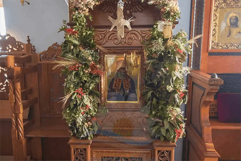 Προσκυνητάρι με την Εικόνα και τα Ιερά λείψανα του Αγίου Ιγνατίου Μητροπολίτη Μαριουπόλεως του Κύθνιου στον Ιερό Ναό της Αγίας Τριάδας στην Χώρα Κύθνου.