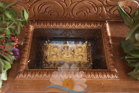 Λειψανοθήκη με μέρος απο τα Ιερά οστά του Αγίου Ιγνατίου του Μαριουπόλεως εκ Κύθνου στον Ιερό Ναό της Αγίας Τριάδας στην Χώρα της Κύθνου