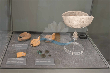 Αρχαιολογικά ευρήματα κοσμούν τις προσόψεις του Αρχαιολογικού Μουσείου Κύθνου.