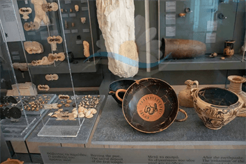Αρχαιολογικά ευρήματα κοσμούν τις προσόψεις του Αρχαιολογικού Μουσείου Κύθνου.