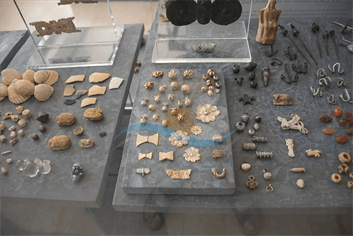 Χρυσά περιδεραία, χρυσά κοσμήματα, και άλλα αρχαιολογικά ευρήματα κοσμούν τις προσόψεις του Αρχαιολογικού Μουσείου