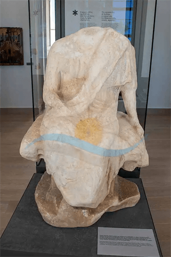 Αρχαιολογικό Μουσείο Κύθνου, άγαλμα καθισμένου ανδρός.