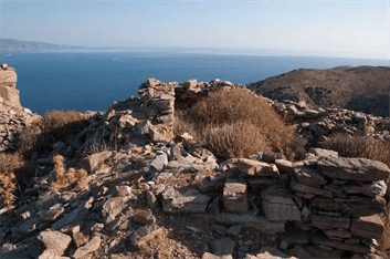 Μοναδική είναι η θέα από το Κάστρο Ωριάς Κύθνου. Δεν επιλέκτικε τυχαία η θέση του οχυρού γιατί εκτός του απόκρημνου και της δυσκολίας προσέγγισης η ορατότητα και η εποπτεία του χώρου είναι μοναδική.