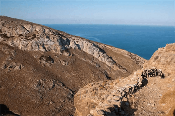 Πάνω σε απόκρημνα κατακόρυφα βράχια κτίστηκε Κάστρο Ωριάς στην Κύθνο καθιστώντας σχεδόν αδύνατη την προσέγγισή του και προφυλάσσοντας τους μέσα στο αυτό από πειρατές και άλλου είδους εισβολείς.