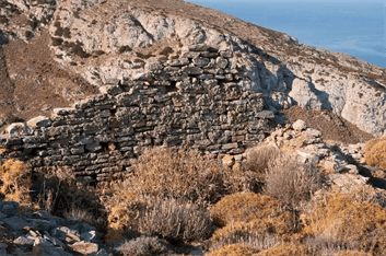 Σωζόμενα όρθια στον χρόνο και στις καιρικές συνθήκες παραμένουν ακόμα αρκετά από τα τοίχοι του Κάστρου.