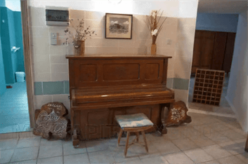 Εμφανή τα απομεινάρια απο το ένδοξο παρελθόν του Υδροθεραπευτήριου της Κύθνου. Στην φωτογραφία φαίνεται το Πιάνο που χρησιμοποιήτω για την ψυχαγωγία των λουόμενων.