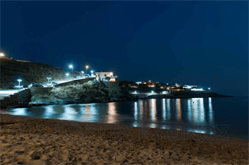 Νυκτερινή άποψη του οικισμού της Κανάλας στην Κύθνο απο την παραλία της Μεγάλης Άμμου