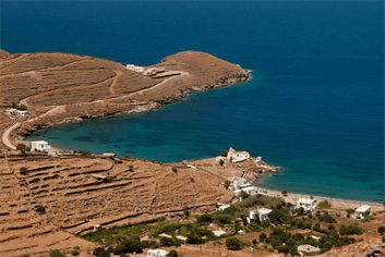 Πανοραμική άποψη του κόλπου Φλαμπούρια στην Κύθνο. Ξεχωρίζει πάνω στον Βράχο η Εκκλησία της Παναγίας Φλαμπουριανής.