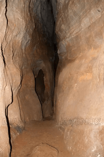 Λαξευμένα µε απαράμιλλο καλλιτεχνική δεξιοτεχνία από την φύση τα υπόγεια τοιχώματα του σπηλαίου.