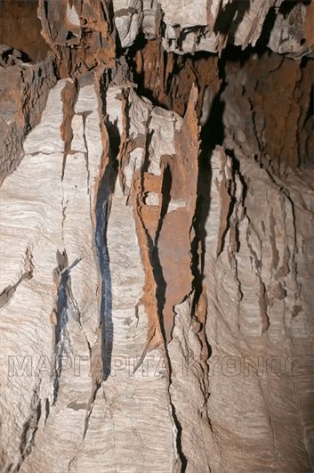 Από το εσωτερικό του σπήλαιου Καταφύκι στην Δρυοπίδα Κύθνου. Χιλιάδες χρόνων δημιουργίας της φύσης!
