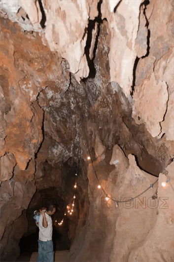 Πολυάριθμες διακλαδώσεις είτε φυσικές, είτε τεχνητές εμφανίζονται σε όλη την έκταση του σπηλαίου Καταφύκι.