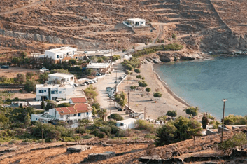 Πανοραμική άποψη της Παραλίας Αγίου Δημητρίου στην Κύθνο.