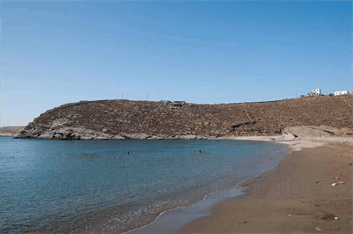 Κύριο χαρακτηριστικό της παραλία του Αγίου Σώστη η ξανθή άμμος και η ελλείψη (σκιάς) αλμυρικίων.