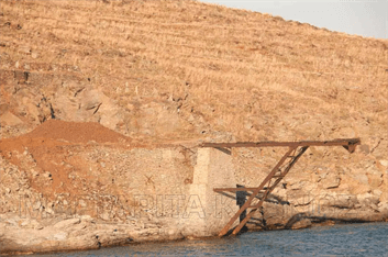 Απομεινάρι απο το παλελθόν. Η σκάλα φόρτωσης μεταλλευμάτων καθώς κατά τον προηγούμενο αιώνα λειτουργούσαν μεταλλεία σιδήρου στο νησί της Κύθνου.