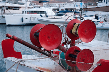Ανέμη από ψαροκάικο, εικόνα από το λιμάνι των Λουτρών Κύθνου.
