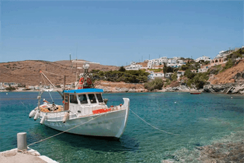 Παναγία Κανάλα Κύθνου το λιμανάκι και δεξιά η αγαπημένη παραλία για τα παιδιά το Αμμουδάκι.