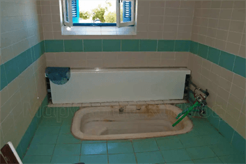 Κύθνος Λουτρά Υδροθεραπευτήριο. Ακόμα και σήμερα υπάρχουν σε χρήση οι μαρμαρίνοι λουτήρες (μπανιέρες) απο πεντελικό μάρμαρο προκειμένου να κάνει το μπάνιο της η Βασ. Αμαλία.