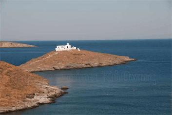 Κύθνος, Το Εκκλησάκι του Άγιου Ιωάννη του Ελεήμονα πάνω στον βράχο...