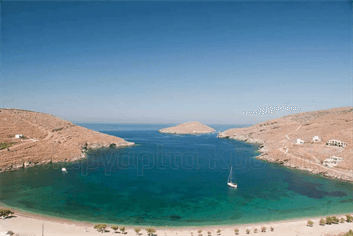Κύθνος πανοραμική άποψη της παραλίας Απόκρουση, στο βάθος το νησάκι του Αγίου Λουκά και η περίφημη παραλία Κολώνα