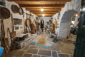 Λαογραφικό Μουσείο Δρυοπίδας Κύθνου, αξίνες, σαμάρια, κόσκινα, πιθάρια και άλλα οικιακά σκευή αντικρίζει κανείς μπαίνοντας στο ισόγειο της οικίας-μουσείο