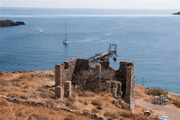 Απομεινάρι απο το παρελθόν... η γέφυρα μεταφοράς σιδηρομεταλλεύματος στα Λουτρά Κύθνου.