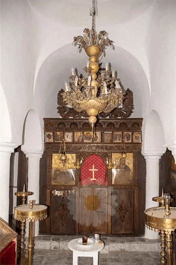 Απο το εσωτερικό του Ναού Της Παναγίας του Νίκους στην Χώρα Κύθνου. Το τέμπλο και ο Πολυέλαιος.