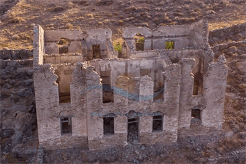 Απομεινάρια από την μεταλλευτική δραστηριότητα στην Κύθνο αποτελούν και οι κτηριακές εγκαταστάσεις της εταιρείας του Σερπιέρη στην Κύθνο ονομαζόμενες από τους ντόπιους λόγω του μεγέθους τους, Σπιτάρες.