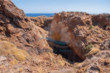 Ανοικτά φρέαρ, σπήλαια, τούνελ, λίμνες είναι λίγα από τα πολλά που θα συναντήσει ο επισκέπτης στην Τουρκάλα Κύθνου