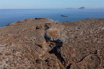 Εναέρια λήψη της περιοχής Τουρκάλα στην Κύθνο. Στο πάνω μέρος της φωτογραφίας διακρίνεται η νήσος Πιπέρι και η νήσος Σερφοπούλα.
