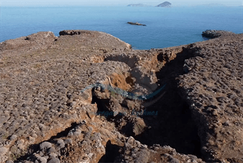 Εναέρια λήψη της περιοχής Τουρκάλα στην Κύθνο. Στο πάνω μέρος της φωτογραφίας διακρίνεται η νήσος Πιπέρι και η νήσος Σερφοπούλα.