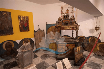 Επιτάφιος, ξυλόγλυπτες Εικόνες Αγίων, κηροπήγια,είναι  μερικά απο τα εκθέματα του Βυζαντινού-Εκκλησιαστικού μουσείου Κύθνου
